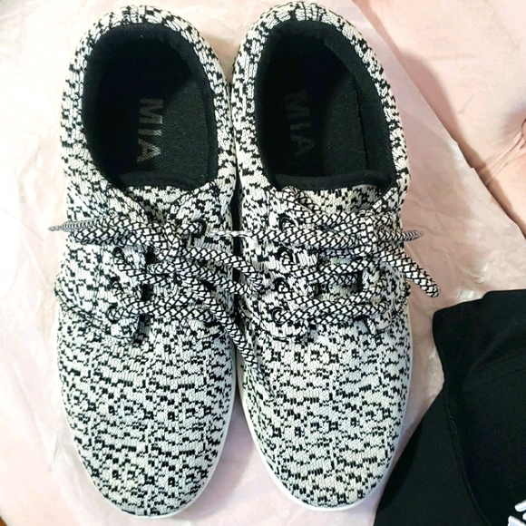 Mia Turin Women's Size 6.5 Sneakers - Picture 6 of 8